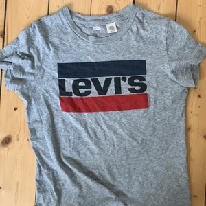 Levis T-shirt  - Fint skick! Frakt ingår ej!