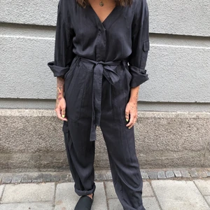 Weekday Jumpsuit  - 800 kr Jumpsuit från Weekday i storlek S - Använd 1 gång. Tyget är mjukt och lent, benen är långa men går att vika upp. Säljer pga hittade en annan jumpsuit som passade mig bättre! 