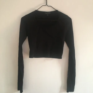 Crop top 36/38 - Långärmad svart crop top från Topshop i strl 38 men passar en 36 bättre. I princip oanvänd!