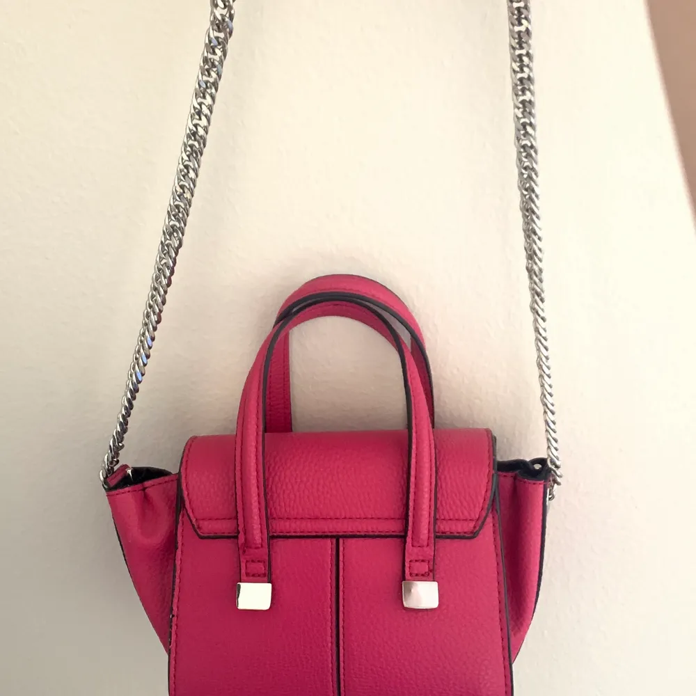 Jättefin rosa liten zara väska med silver detaljer💓 använd många gånger men i mycket mycket bra skick🤩 två innerfickor och både långa och korta band💓 köpare står för frakt. Väskor.