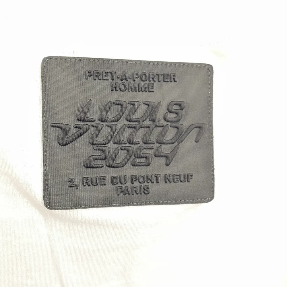 T-shirt från Louis Vuitton storlek M , har använt den ett par gånger så släpper den billigt, orginal priset köptes för 7.600kr . T-shirts.