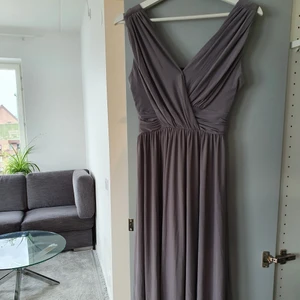 Festklänning / Bröllopsklänning  - En grå lätt, luftig klänning. Har använts en gång tidigare. ! Dålig belysning, färg är mer lik tredje bilden !  Originala pris, 300 kr. Kontakta för mer info.