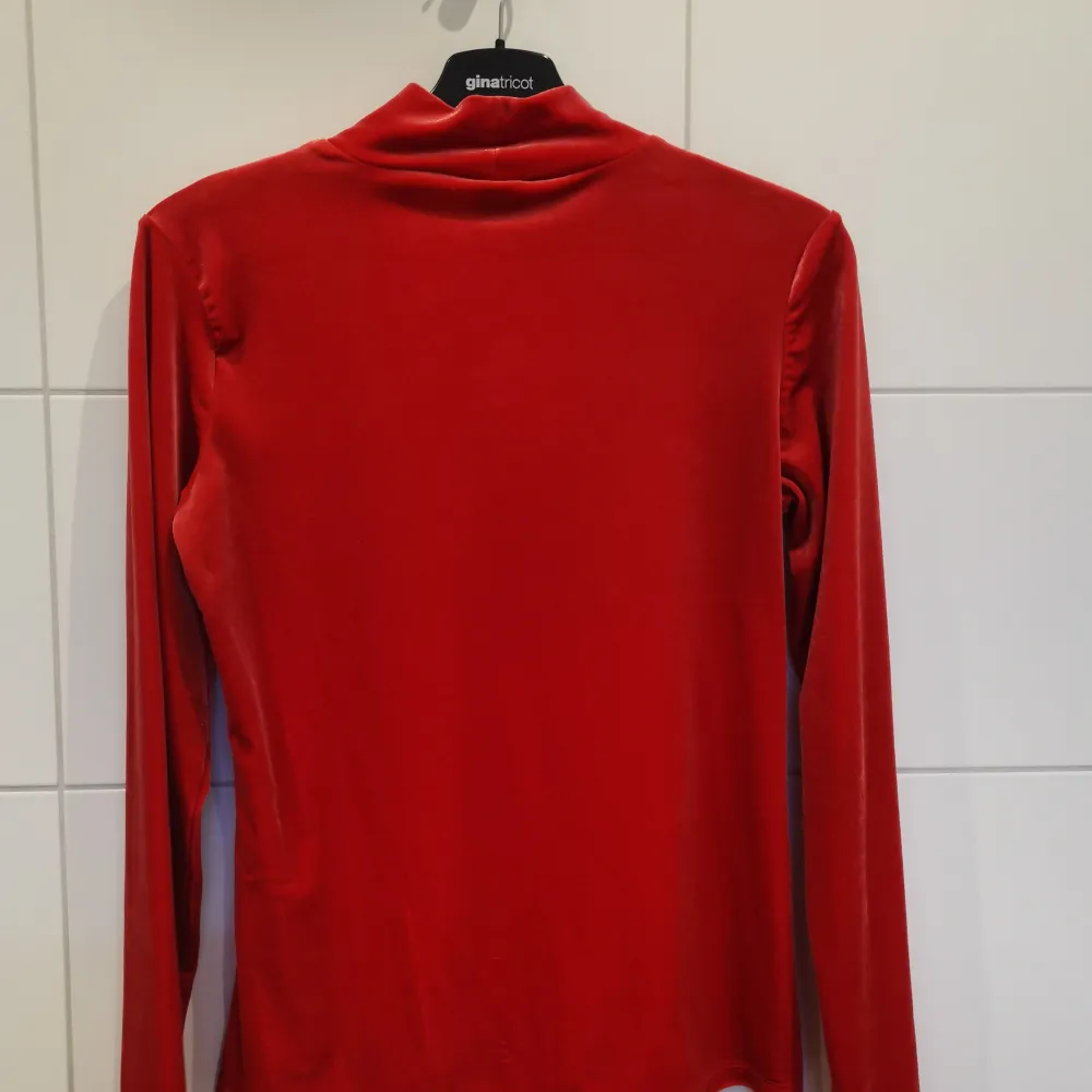 Röd sammets tröja i fint skick från Gina Tricot i storlek M✨ Frakt tillkommer 💕. Skjortor.