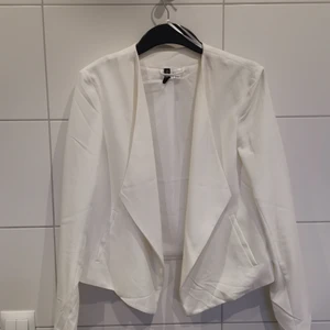 Vit jacka  - "Fest" jacka i färgen vit. Denlångärmade jackan är croppad och passar perfekt till finare evenemang. I fint skick från H&M i storlek 40✨ Frakt tillkommer 💕