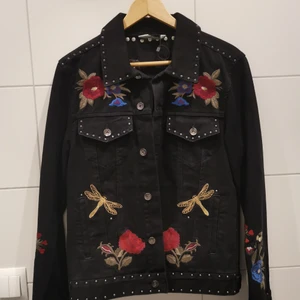 Svårt jacka med fint broderi  - Svart jacka med fint broderi från Zara istorlek M✨ Använd vid 1 tillfälle och är i nyskick 💕