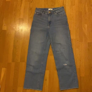 Ljusblåa visa jeans - Jag säljer dessa ljusblåa vida jeansen som är i storlek 152. Dem är använda några gånger. Tyvärr har byxorna även ett litet hål som ni ser på andra bilden! Jag säljer iallafall dessa för 40kr + frakt❣️