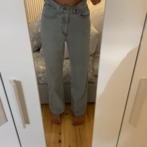 Levis jeans - Ett par Levis jeans som är i jättefint skick! Jag säljer de pågrund av att de är lite korta på mig som är 170cm och lite förstora i midjan som är W24! Men skulle säga att de är lite större än storlek W24! Skicka för mer info och bilder☺️