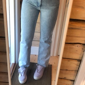 SNYGGASTE jeansen😍 - weekday jeans i modellen rowe😍 Jeansen är i en så snygg blå tvätt och är i princip aldrig använda🥰 abslout i nyskick! PASSAR S-M