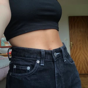 JEANS MED VITA SÖMMAR - straight jeans från weekday med vita sömmar. kommer tyvärr inte till användning längre och därför säljer jag de. sömmarna längst ner på byxbenet är uppsprättade för att göra de lite längre men går enkelt att fixa om man önskar. frakt tillkommer😁