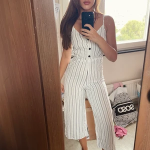 Jumpsuit strl 32 - Jumpsuit från hm i strl 32. Passar mig som är xs-s. Nyskick, aldrig använd. Söljer för 80kr, köparen står för frakt 