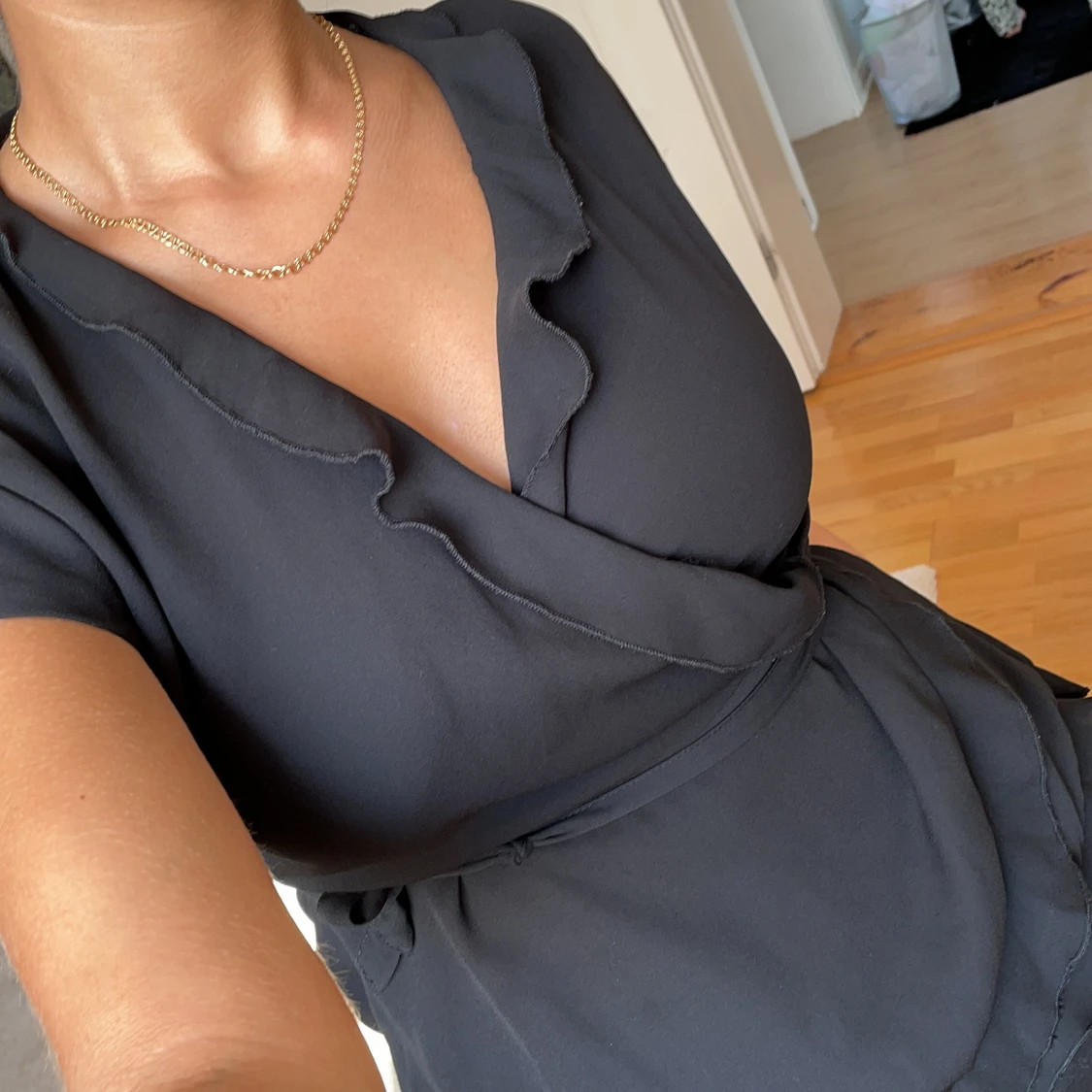 Svart blus med volanger 