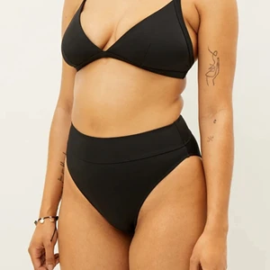 Weekday heat swim bottom  - Weekday heat swim bottom🖤✨ super snygga högmidjade biknitrosor,slutsålda på weekdays hemsida. Storlek S! Helt nya, med alla taggar kvar. Testade en gång med underkläder under såklart. Kostar 120kr nya👙 köparen står för frakten