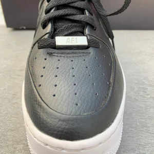 Nike Air Force 1 Sage Low (Dam) - Nyskick! - Säljer nu mina Nike Air Force 1 Sage Low i storlek 37,5, 23,5 cm.  Använda ca 5 gånger, inga tecken på användning (dock lite smutsig på undersidan. Mycket sköna sular inuti och dessutom ett par väldigt snygga skor 😍.  Säljes i original-lådan. Först till kvarn, finns även på andra sidor. Betalning via swish. Priset är fast och fraktavgift ingår ej i priset.