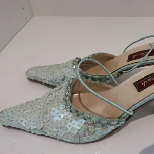 Gröna högklackade skor (vintage)  - Gröna högklackade skor i storlek 40. Vintage. De har en matchande väska också så om du är intresserad bara o skicka DM 🥰 💌