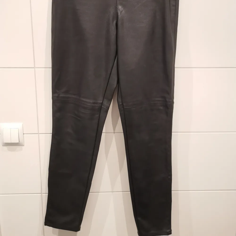 Svarta läderbyxor från H&M i storlek 44. Fint skick ✨🖤 Gratis frakt 💕. Jeans & Byxor.