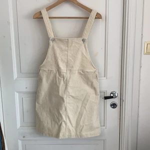 Manchester klänning med fickor - En jättefin manchester klänning med fickor från Monki. Har använt den typ en gång och den är i bra skick. Den är i storlek S men är lite stor på mig som brukar ha M