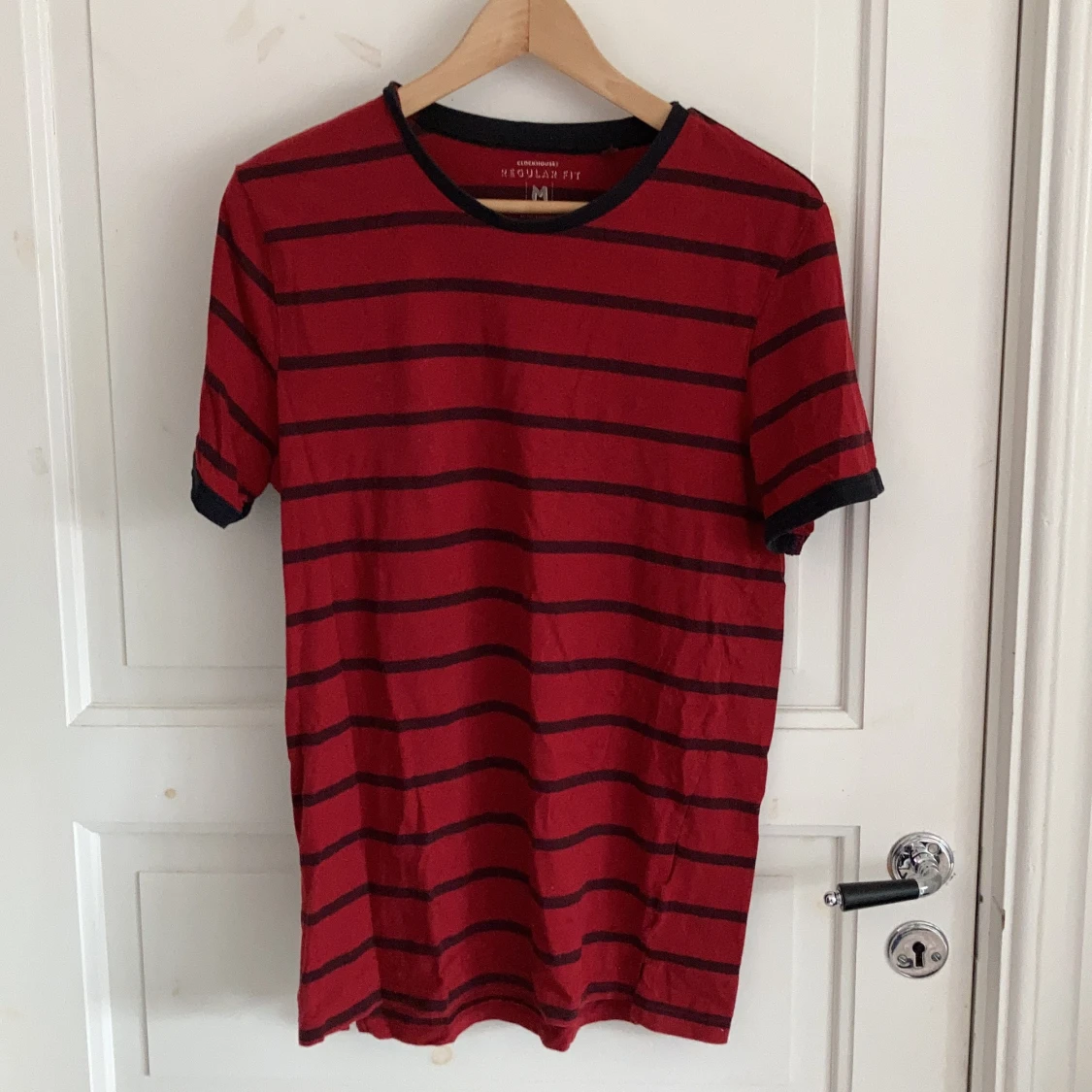 Röd/svartrandig tröja