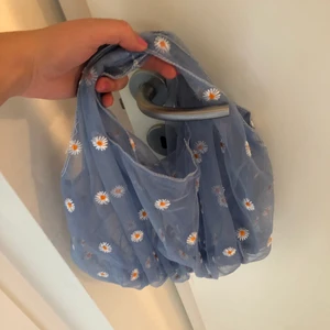 Väska  - En jättegullig väska som är köpt här på plick men passade inte min stil. Tror den är köpt från Zara. 