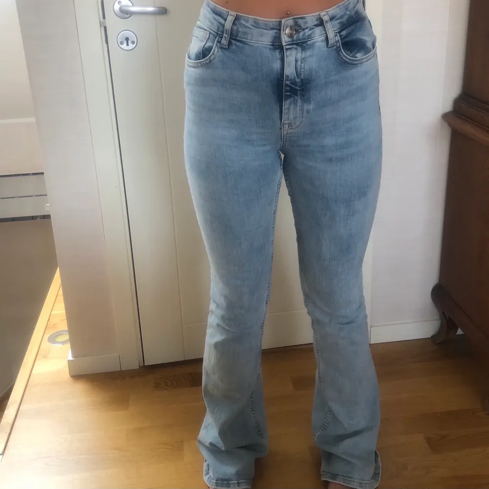 Säljer dessa nya jeans från zara, dem är lite för stora för mig vid rumpan. Annars jätte fina. Använda 2 gånger. Kan mötas i Uppsala eller frakta. Betalas via swish.. Jeans & Byxor.