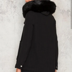 Sandro  vinterjacka  - Svart vinterjacka från Sandro med äkta rävpäls. Skickar fler bilder vid intresse. Första bilden lånad! 