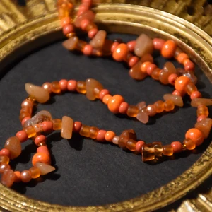Halsband röd aventurin  - Ett halsband med röd aventurin och orangea pärlor. 