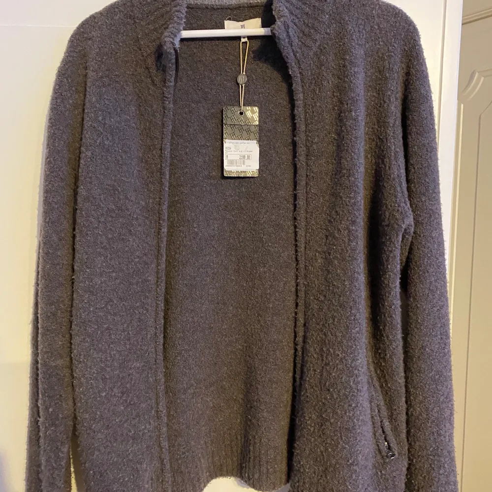 Jätteskön full zip tröja från Hansen&Jacob som jag säljer då den blivit för liten för mig!. Tröjor & Koftor.