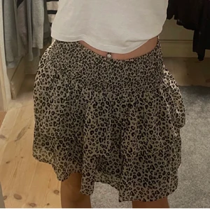 Volang kjol 💞💞 - Bilden är lånad!💞 Säljer denna fina volang kjol från Kappahl om jag minns rätt. Strl 170 men sitter som en XS/S. Ganska stretchig. Säljer för 100kr + frakt. Kan gå ner i pris vid snabb affär!!💞