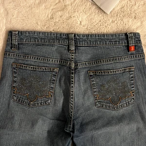 Lowrise jeans med coola fickor  - Superfina stretchiga lowrise jeans från esprit med snygga fickor;) Midjemått är typ 86cm när de är på och innerbenslängden är cirka 79cm💗 Det är bara att skriva om du har några frågor och kommer även starta budgivning om det e många intresserade 