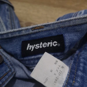 Hysteric glamour flared jeans - Ett par vintage jeans i flare design av märket ✨Hysteric Glamour✨ i storlek 28x28.  🎏 väldigt unika små detaljer som fickorna på framsidan.                     Säljer eftersom dom inte passade.🌀Nypris är 2250 🌀, men pris kan diskuteras ner vid snabb affär 😊😊.                                                                                 För fler bilder så går det bara att fråga ☺️