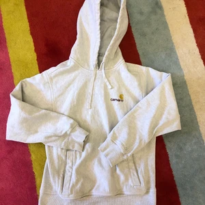 Carhart tröja XS - Grå hoodie från Carhart stl XS. Använd och tvättad med hel och i gott skick. 200:- + frakt eller bud!