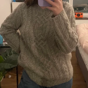 Grå stickad tröja  - Grå stickad tröja från BISON i storlek 38 ✨ säljer pga att den inte kommer till användning 💕 