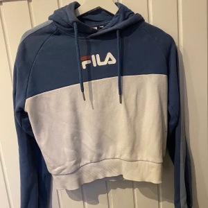 Hoodie - Säljer nu min hoodie från Fila då den inte används längre. Använd min i bra skick! 
