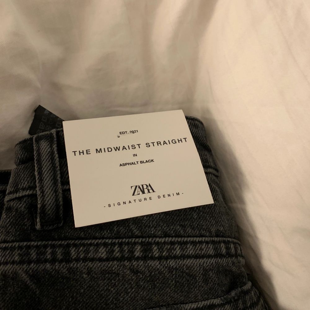 Grå midwaist straight jeans i stl 34. Säljer för att dom va lite för små för mig, privat för flera bilder💕köpta för 399 och helt oanvända. Går bra att buda på annonsen eller komma överens om ett direktköp. Är ungefär 170cm lång. ☺️. Jeans & Byxor.