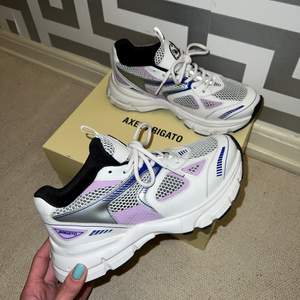 Axel Arigato Marathon Runner sneakers i färgen lilac/ blue. Använda en gång så i nyskick. Säljes med box och tygpåse. Skriv gärna vid funderingar eller om fler bilder önskas :) 