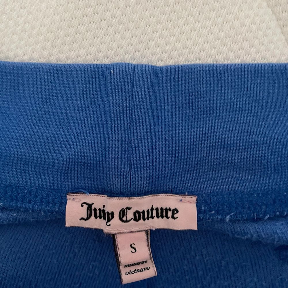 Säljer mina klar blåa juice couture byxor💛super fint skick i ett så mjukt material. Ni kan också skriva bud privat❤️. Jeans & Byxor.