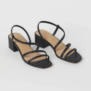 Svarta klackskor - Svarta klackskor ifrån H&M i storlek 41. Klackhöjd 4,5 cm. Köpta i somras, endast använda 1 gång. Jag har vanligtvis storlek 40 i skor, dessa passade mig. 