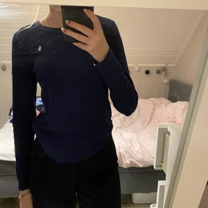 Ralph Lauren tröja  - Ralph Lauren tröja i superfint skick i mörkblå färg. I barnstorlek men skulle säga att den är som en xs och då sitter den inte jättetajt. 💜 det lilla märket är i ljusrosa