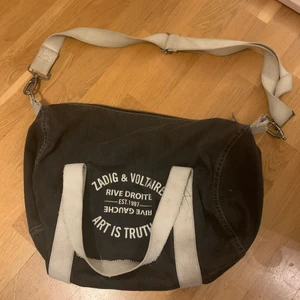 Zadig Voltaire väska - Svinsnygg Zadig Voltaire väska köpt för flera år sedan så går troligtvis inte att få tag i längre. Ca 40 x 35 cm och är väldigt rymlig att ha som ex , weekendbag eller bara skolväska. Bra kvalitet har dock slitningar på axelbanden som man ser på bild 1 och 2. Därav priset. Spårbar frakt tillkommer på 66kr!