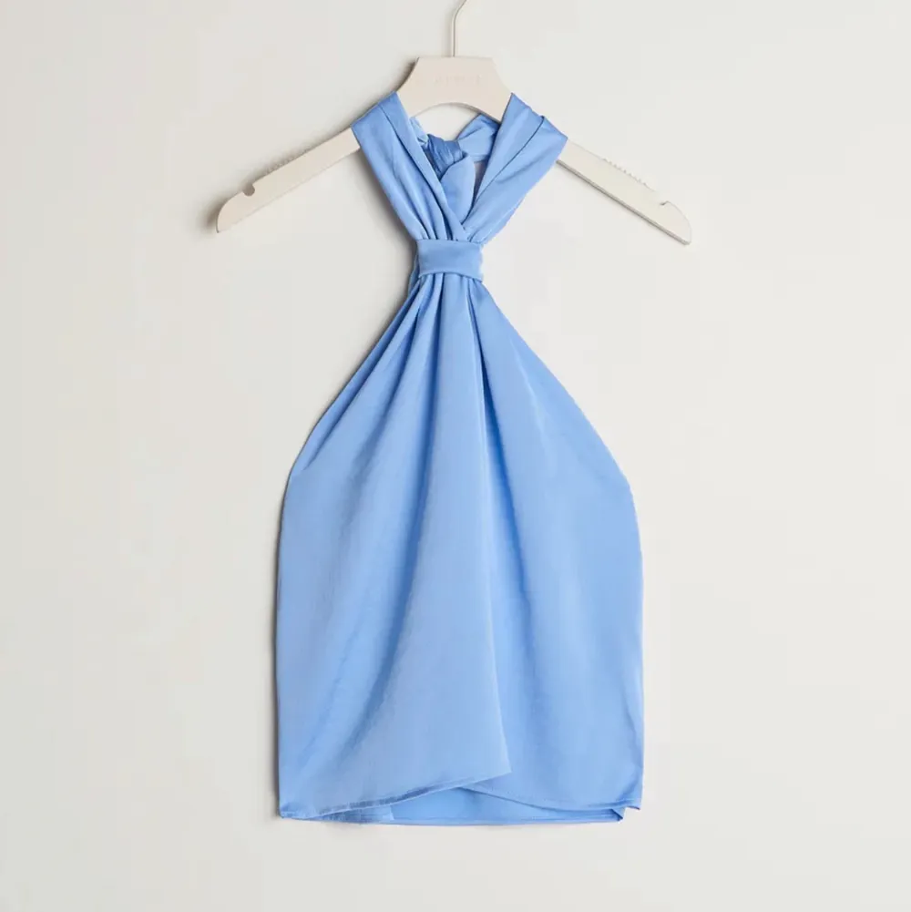 Säljer det här jättefina ljusblåa linnet från Ginatricot, aldrig andvänt och slutsålt på hemsidan. Det är i storlek 34 men passar mig som vanligtvis har 36/38.. Toppar.