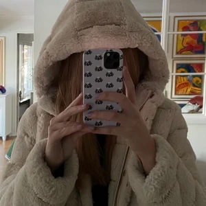 Beige jacka - Världens mysigaste jacka i en beige färg. Endast använd fåtal gånger, säljer pga av att jag inte använder den längre🥰 Pris går att diskutera. 