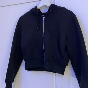 Kroppad zip hoodie - Jätte snygg kroppad zip hoodie som passar till alla sorters outfits. +frakt‼️