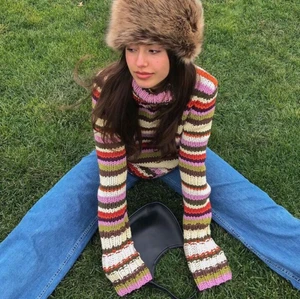 Tröja  - En fin randig tröja som är köpt secondhand men kommer inte till användning. Fint skick förutom att den har vit fläck från måla färg på ena armbågen! Och att den är nopprig på några ställen❤️Första bilden är lånad och bara en liknande!!