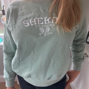 Shekou - Säljer denna snygga grönblå sweatshirt. Kommer ej till så mycket andvändning så hoppas någon annan kan njuta av den!🤩🤩🤩