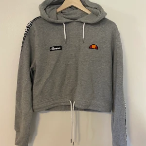 Hoodie - Hoodie från Ellesse, storlek 38! Säljer då den inte längre kommer till användning ;(