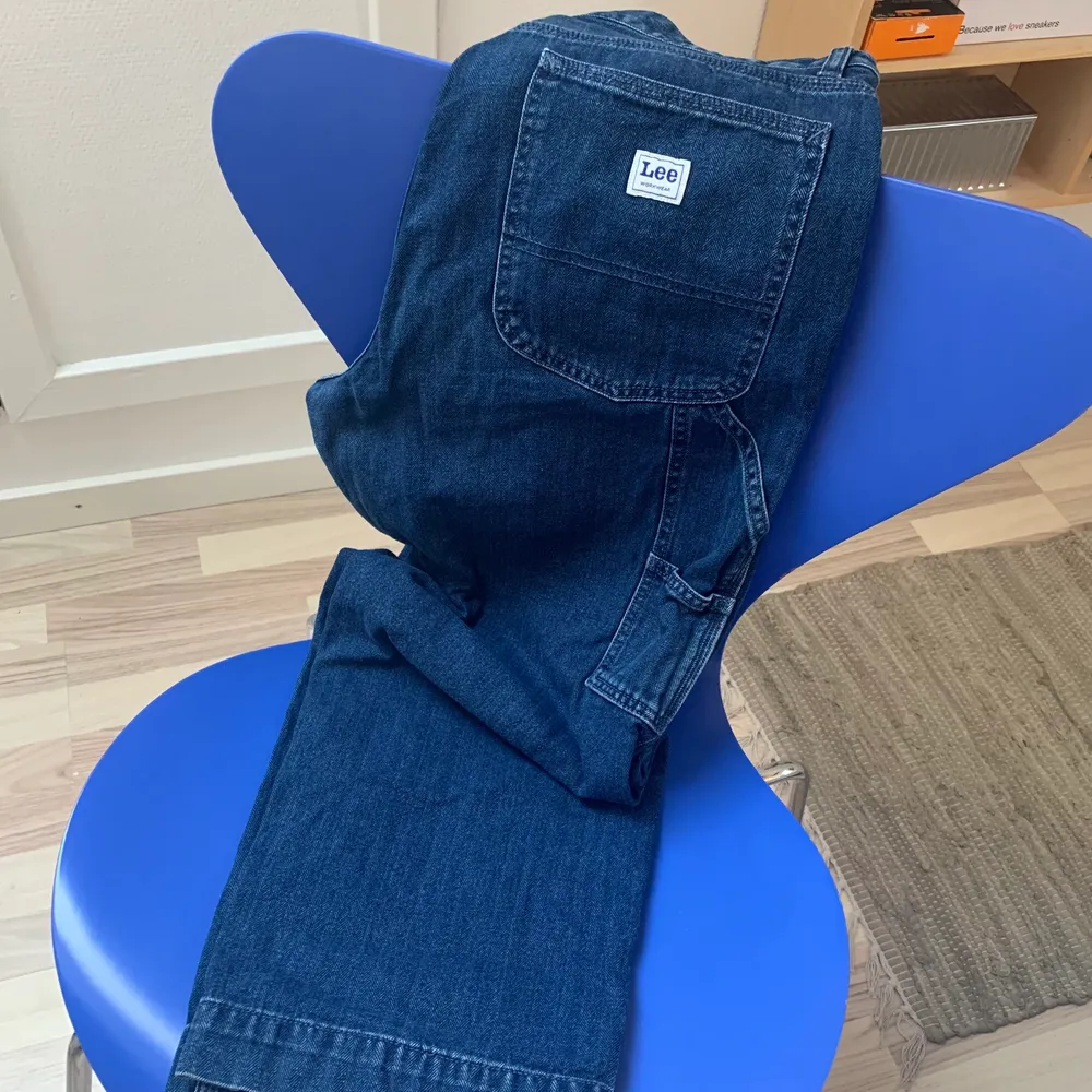 Røv fede Lee Jeans, brugt, men grundet den gode kvalitet kan det ikke ses, husk at tjekke resten af min profil ud! kan kun købes via Trendsales lige umildbart🌞 Trendsales: Petrea Hemmingsen https://trendsales.dk/p/1975233 . Jeans & Byxor.