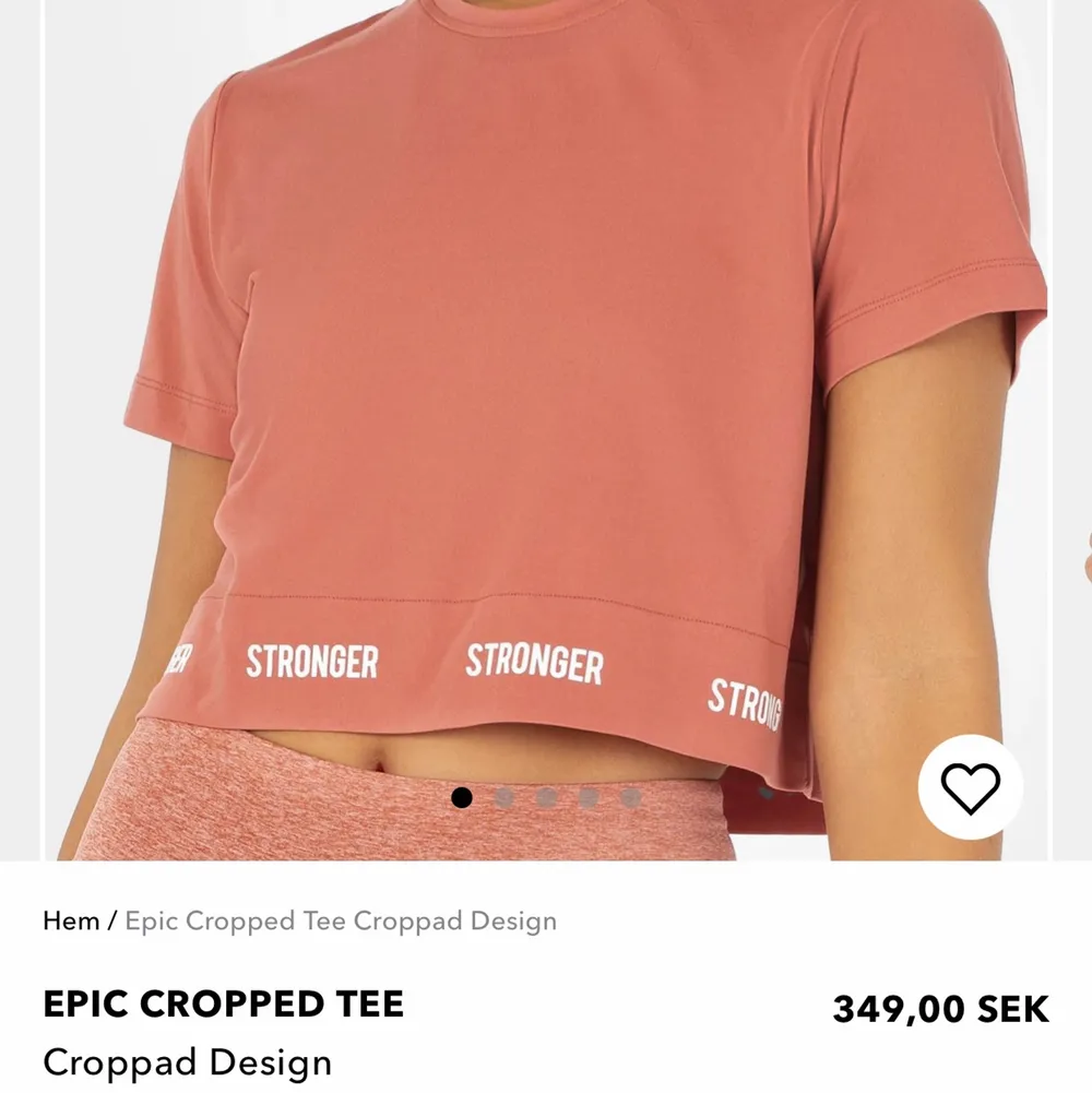 En super fin träning t-shirt från stronger i storlek small. Den är rosa och är i super skönt material. Strongers pris: 349kr. Mitt pris 150kr. Aldrig använd då den är för stor för mig och fick den i present så den har bara legat i en låda. Köpare står för frakt. Hoodies.