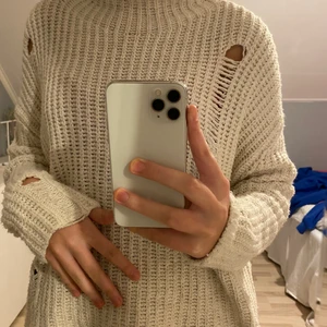 Vit stickad tröja  - Stickad tröja från Dilvin Knit i bra skick. Designad med detaljhål på fram och baksida