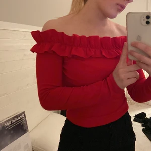 röd topp - superfin röd topp från nelly, använd en gång (120kr inklusive spårbar frakt) köp för 249kr