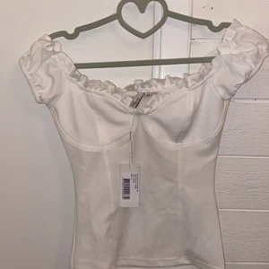 topp från nelly  - topp från nelly aldrig använd, prislapp kvar, säljer pga för liten (pris: 190 inklusive frakt) köpt för 250kr