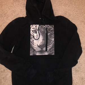 Säljer min superfina hoodie som tyvärr inte kommer till användning då den är för liten💘💘 köparen står för frakt 